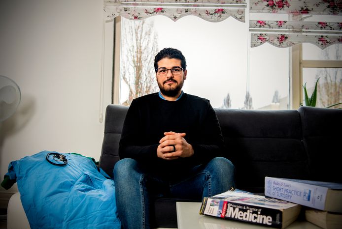 De Syrische arts Ahmad Mohammed woont nu in Vlaardingen en wil graag helpen bij het bestrijden van de coronacrisis