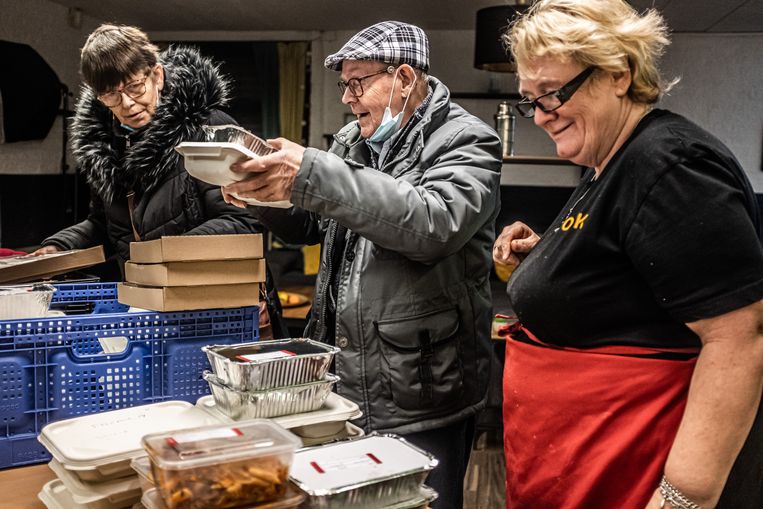 Sonja Hendriks (vooraan) maakt met een aantal andere vrijwilligers twee keer in de week een warme maaltijd voor kwetsbare mensen in Amsterdam-Noord. Beeld Joris van Gennip