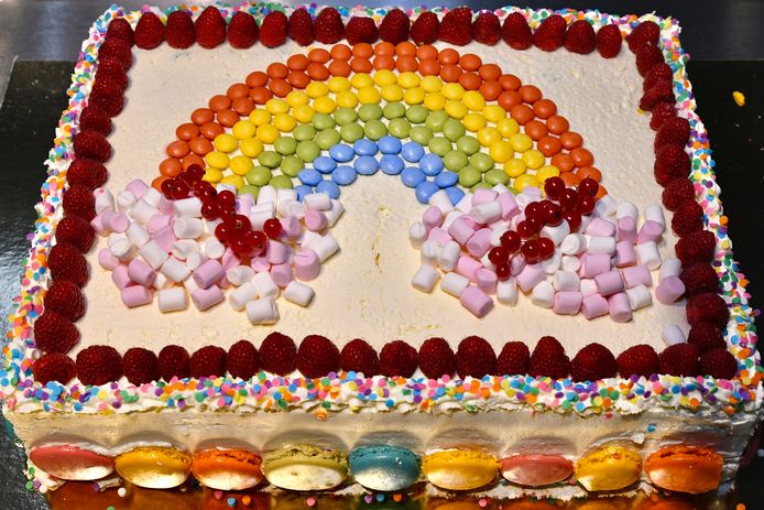 De opstart van het Regenboogcafé werd gevierd met een heuse regenboogtaart.