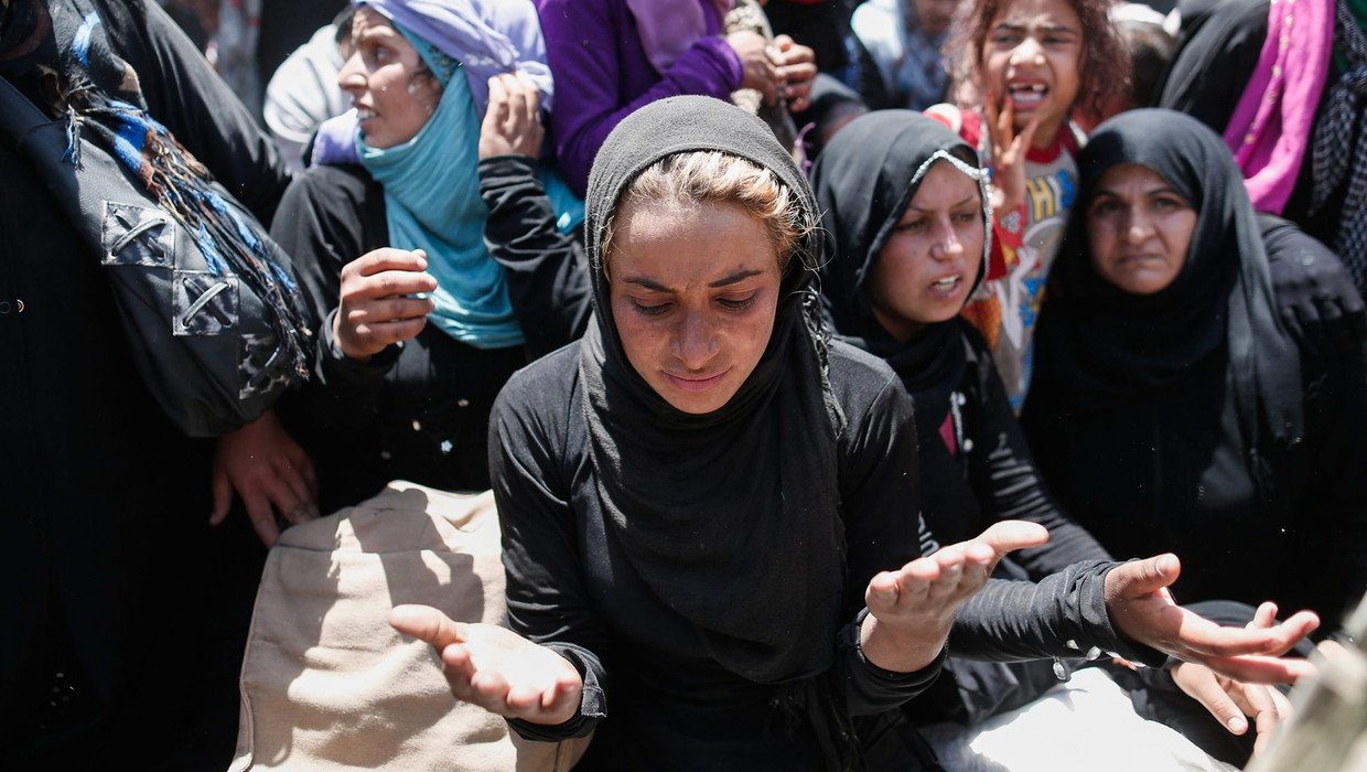 Syrische vluchteling bidt om hulp. Beeld EPA