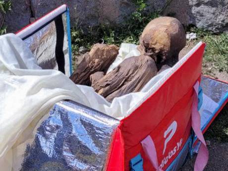 Peruaanse koerier loopt rond met eeuwenoude mummie in koeltas: ‘Mijn spirituele vriendin’