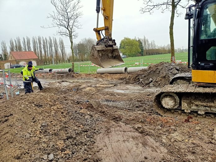 Bij graafwerken in Pervijze zijn obussen uit WOI gevonden