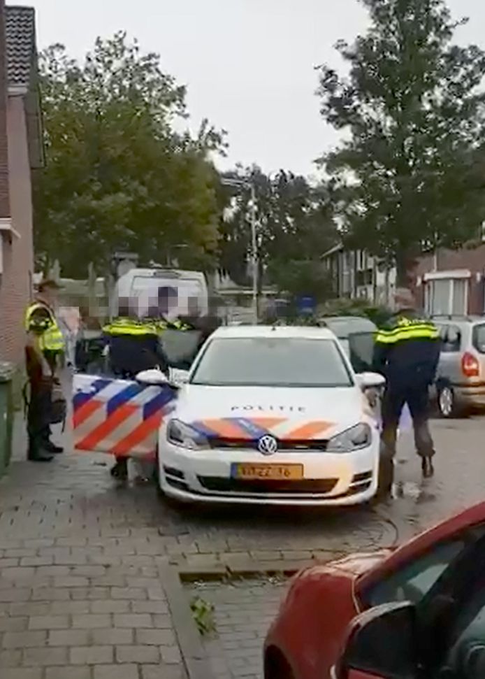 Arrestatie van verdachte in wijk Tuinzigt in Breda Still uit video Arrestatie van verdachte in wijk Tuinzigt in Breda Still uit video1