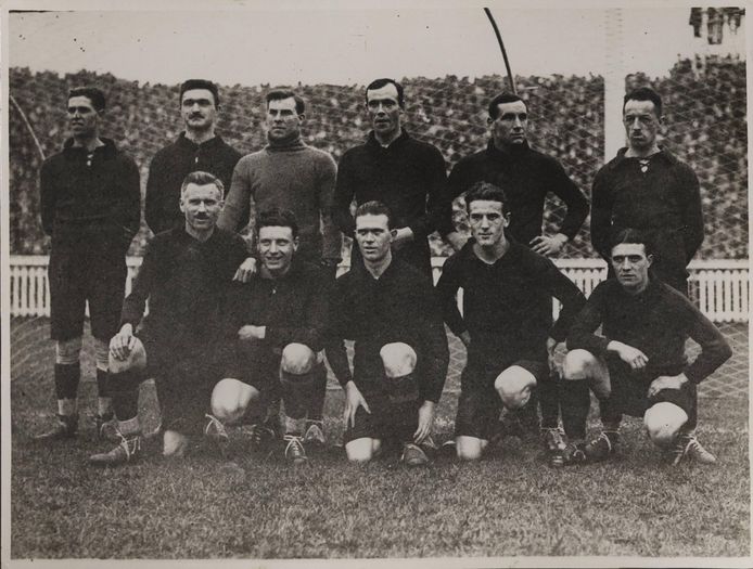 The Red Devils at Bosuil on 1 November 1923 for Belgium and England.  Above: and.  Ferens, Swartenbroeks, DB, Vanhalme, Schelstreit, Verbeek Below: Gutenc, Gillies, Larno, Theis, Des Bastin