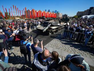 Geen dagje wandelen of naar de dierentuin: Russen smullen van uitje tussen de uitgebrande tanks
