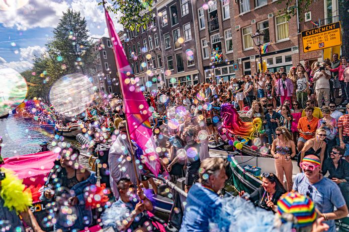 Zeker 300 bezoekers van Pride in Amsterdam begin deze maand zijn bestolen door zakkenrollers.