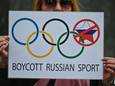 Oekraïners protesteren in Polen tegen Russische deelname aan de Olympische Spelen.