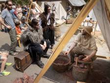 Vikingen vallen het preHistorisch Dorp in Eindhoven binnen