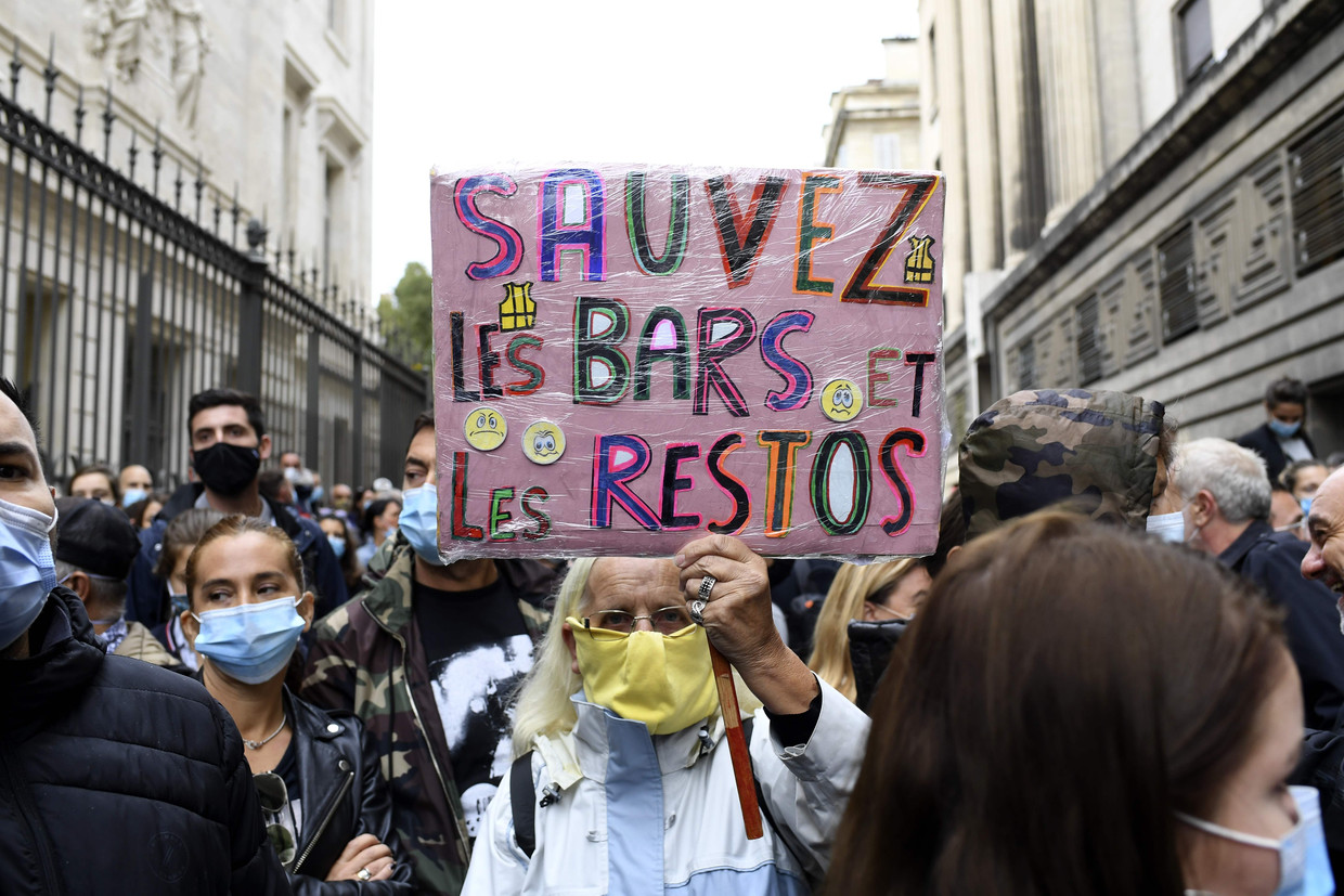 Honderden boze ondernemers kwamen vrijdag bijeen om te protesteren tegen de horecasluiting in Marseille. Beeld AFP