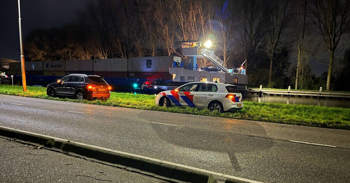 Vrachtschip met containers ramt voor derde keer brug, politie doet onderzoek