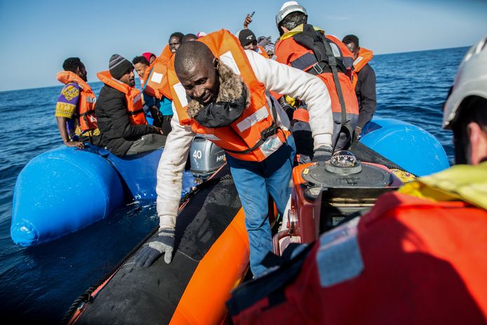 Deze vluchtelingen werden gered voor de Libische kust.