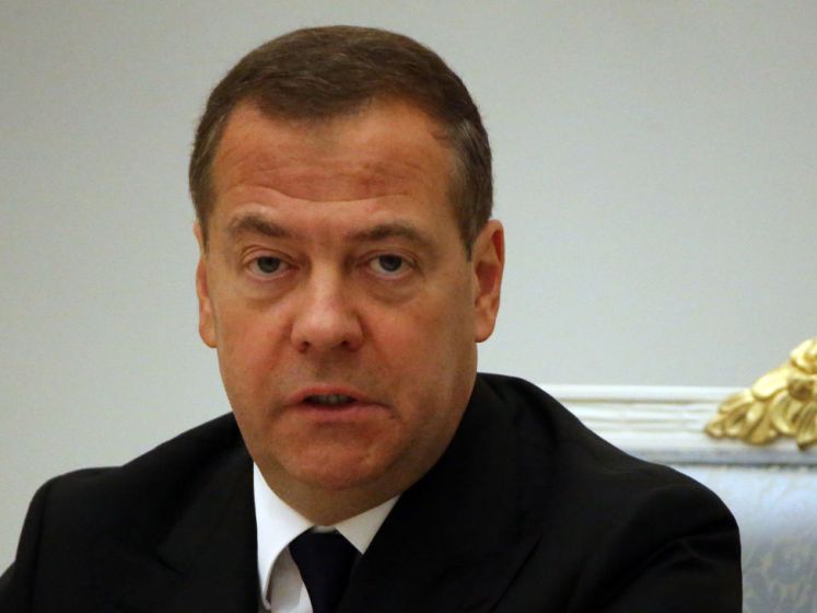 Medvedev waarschuwt: ‘Arrestatie Poetin in buitenland zou oorlogsverklaring aan Rusland zijn’ 