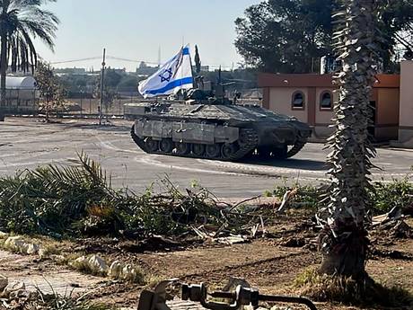 LIVE OORLOG MIDDEN-OOSTEN | Israël claimt inname grensovergang Rafah, tanks rijden door straten 