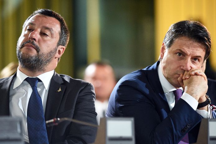Matteo Salvini (l) en Giuseppe Conte (r).
