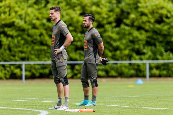 Joshua Smits (links) keert terug in de basis van Willem II, dat gaat ten koste van Kostas Lamprou (rechts).