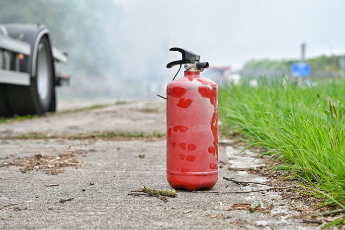 De brandblusser kon het uitbranden van de vrachtwagen niet voorkomen.