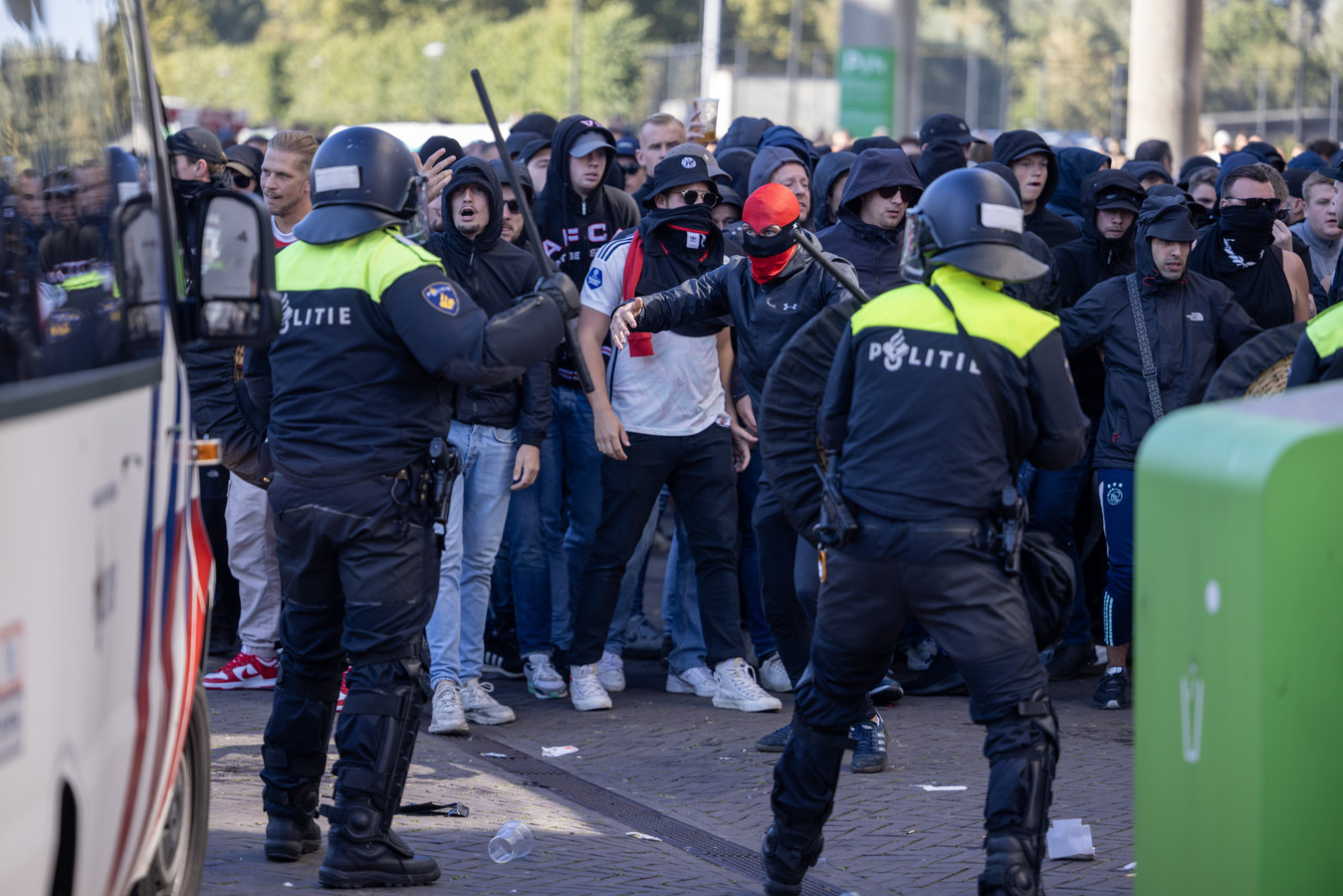 Nieuw rapport over hooligans: ultra's willen de baas zijn in stadions ...