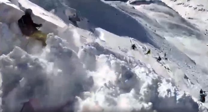 Plots werden de skiërs opgeslokt door de sneeuw.