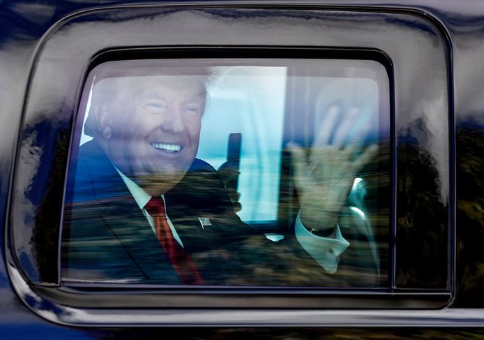 Donald Trump wuift naar aanhangers op weg naar Mar-a-Lago.