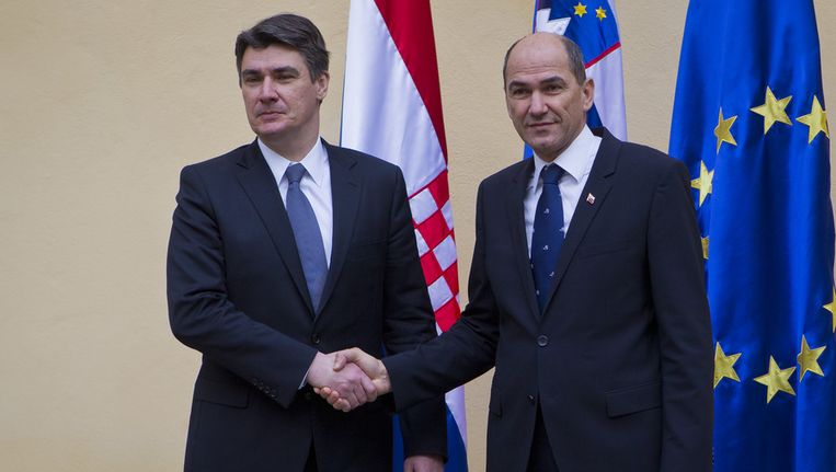 Zoran Milanovic (links), de minister-president van Kroatië schudt de hand van collega Janez Jansa van Slovenië Beeld ap