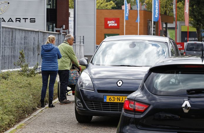 Met hun dochter boodschappen doen bij de Action in Vught is volgens Jet en Beus van Halen een uitje voor Lotte maar niet helemaal zonder gevaar. ,,Waarom is hier geen trottoir?"