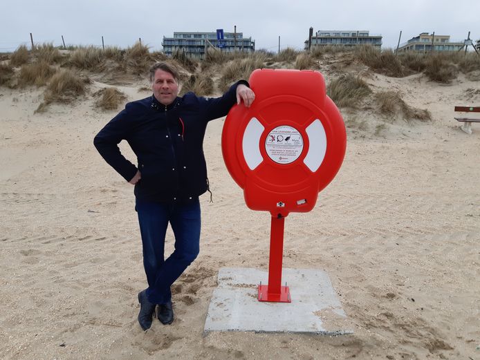 Extra reddingsboeien bij betonnen pad langs zee: "Mensen ...