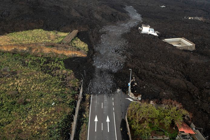 Lava op de weg dicht bij de Cumbre Vieja-vulkaan in La Palma in 2021