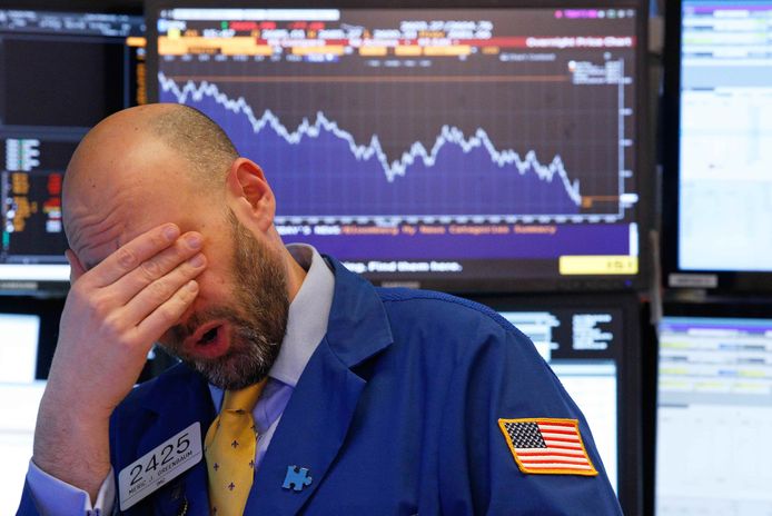 Een beurstrader laat het hoofd even hangen op de New York Stock Exchange.