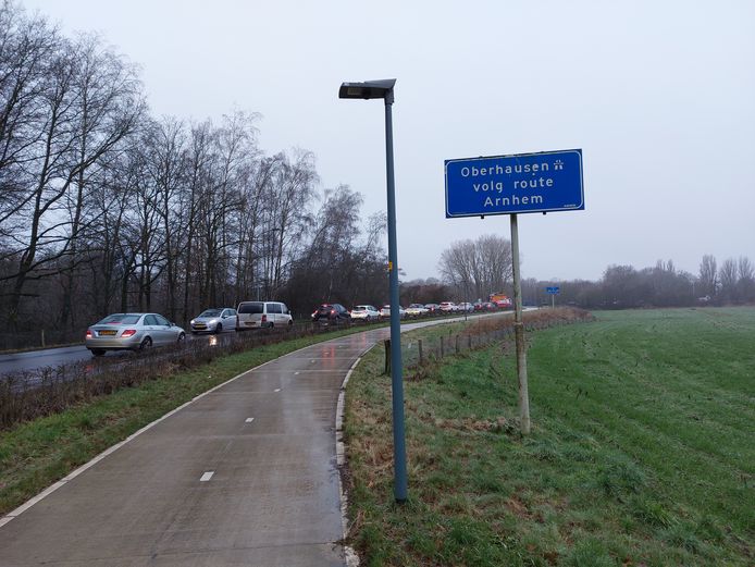 Vanaf de Zomerweg aansluiten in de file richting de rotonde van de N317 ter hoogte van Doesburg.