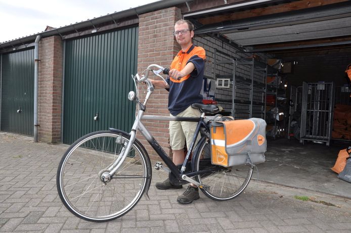 Sonny van den Bosch met zijn reservefiets.