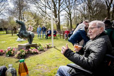 Bronzen paardentorso bekoort bewoners én voorbijgangers van zorgboerderij Grootenhout