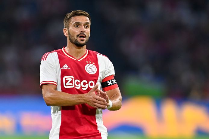 Dusan Tadic in de wedstrijd tegen PSV. Op zijn hand zijn kleine wondjes te zien.