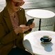 Stop maar met dat swipen: datingapps wíllen je helemaal niet aan een partner helpen