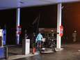 Auto botst op tankstation in Lunteren, traumahelikopter opgeroepen