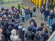 Beoogd Vitesse-eigenaar Coley Parry hoort toe, terwijl commercieel directeur Peter Rovers (rechts) een groep ongeruste supporters te woord staat bij het trainingscomplex van de club op Papendal.