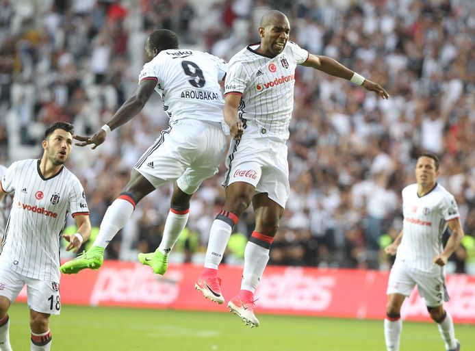 Ryan Babel juicht met teamgenoot Vincent Aboubakar.