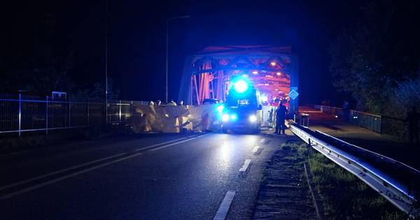 Motorrijder na botsing 40 meter meegesleept onder auto