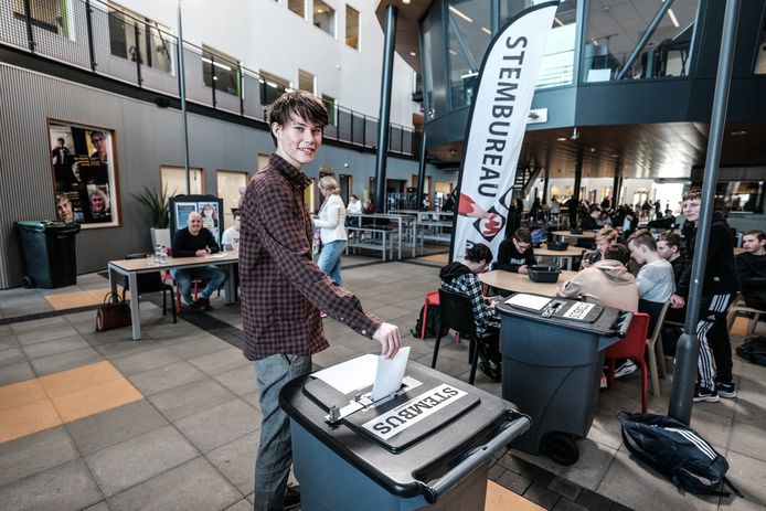 Oliver Heming brengt zijn stem uit tijdens de schaduwverkiezingen van het Gerrit Komrij College.