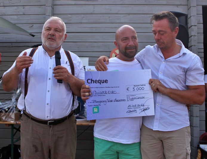Een emotionele Wim Dumont met de cheque van 5.000 euro, burgemeester Jean-Marie Dedecker en schepen Henk Dierendonck.