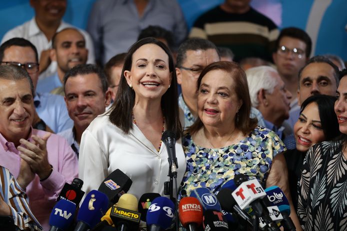 Corina Yoris (midden rechts) tijdens haar presentatie als presidentskandidaat voor de oppositie bij de komende verkiezingen in Venezuela in juli. Links naast haar partijleider María Corina Machado, die werd uitgesloten van de verkiezingen.