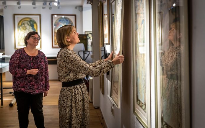 Lowies Giesen en Myrthe Peters zijn achter de schermen gewoon aan het werk in het Steendrukmuseum.