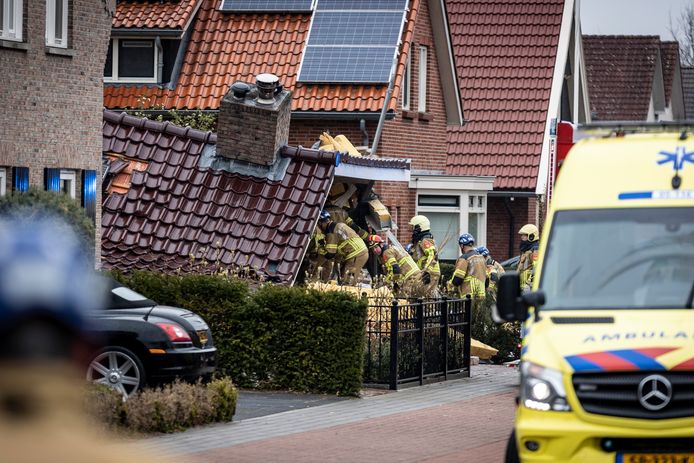 Brandweerlieden bij het ingestorte huis in Oldenzaal.