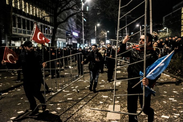 Rellen bij het Turkse consulaat in Rotterdam, in maart vorig jaar. Het oproer brak uit toen de Turkse minister Fatma Kaya door de politie werd uitgezet.