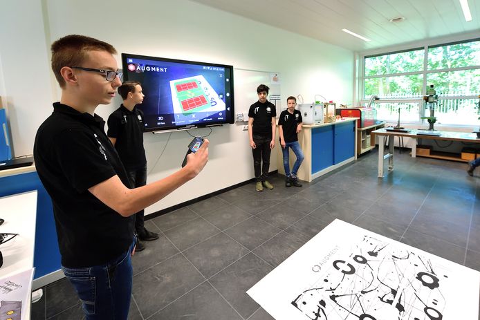 De leerlingen Roel, Joey, Soner en Xander van klas 1 Techniek van het Da Vinci College in Roosendaal zijn supertrots op hun finaleplaats in de jaarlijkse landelijke wedstrijd Vakkanjers.