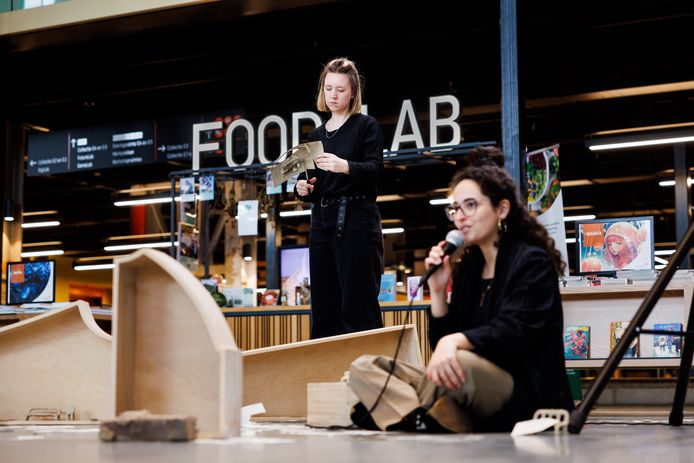 Maureen Ghazal (voor) en Eva Hoonhout in de LocHal.