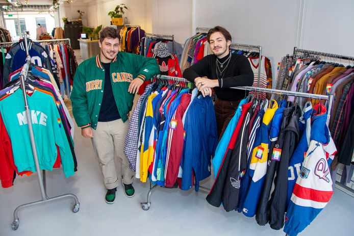 Deze broers openen winkel met hippe vintagekleding: 'Verbaasd dat dit nog niet was in Gouda' | Gouda | AD.nl
