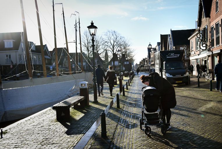 Toen hoofdredacteur Abraham Muijs van De Bunschoter vorige week het aantal overlijdensadvertenties telde, kwam hij uit op veertien namen. ‘Veertien plaatsgenoten! Die waren niet allemaal overleden aan corona, maar een flink deel wel.’ Beeld Marcel van den Bergh