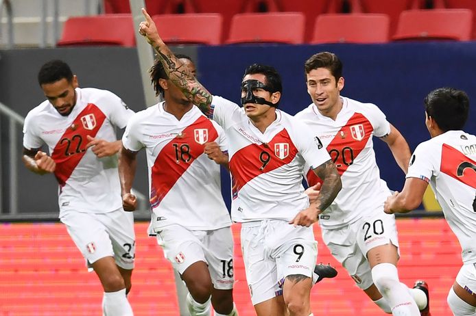 Peru juicht na de 2-2 van Gianluca Lapadula (met masker).