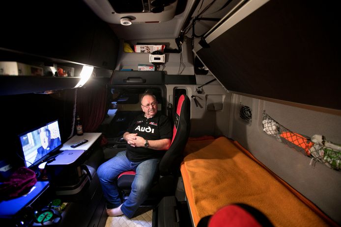 Truckers mogen niet meer het hele weekend in hun vrachtwagencabine bivakkeren. Jurgen Urlich uit Duitsland staat met zijn truck op parkeerplaats Oeienbosch langs de A67 bij Lierop.