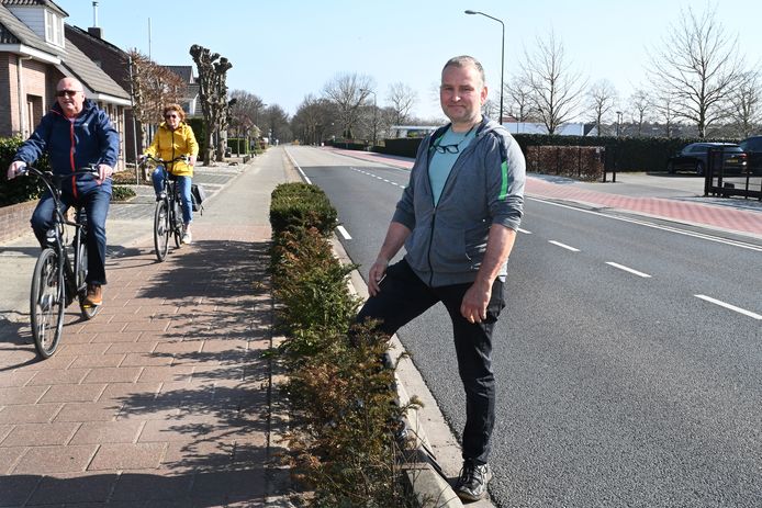 Peter Vollenberg vindt met de buren in de straat dat er een groene scheiding moet worden doorgetrokken als buffer tussen fietspad en rijbaan voor auto's.